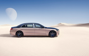 Автомобиль Mercedes-Maybach S 680 4MATIC Haute Voiture 2023 года в пустыне