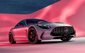 Автомобиль Mercedes AMG GT 2024 года на розовом фоне