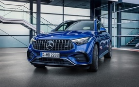 Blue car Mercedes-AMG GLC 43 4MATIC 2023