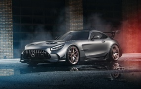 Автомобиль Mercedes-AMG GT Black Series у стены