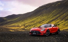 Красный автомобиль Mercedes-AMG GT Black  в горах