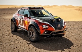 Автомобиль Nissan Juke Rally Tribute Concept в пустыне