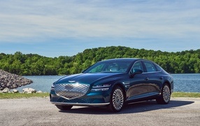 Синий автомобиль Genesis Electrified G80, 2023 года у воды