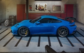 Синий автомобиль Porsche 911 GT3  вид сбоку