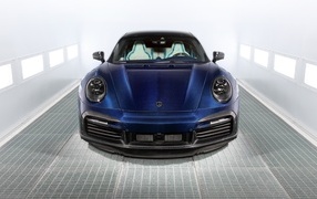 Синий автомобиль  Porsche 911 Turbo S Stinger GTR вид спереди