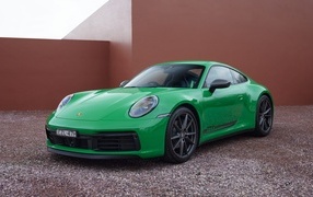 Зеленый автомобиль  Porsche 911 Carrera T 2023 года
