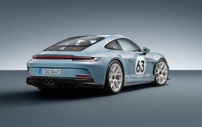 Вид сзади на автомобиль Porsche 911 ST Heritage Design Package 2023 года
