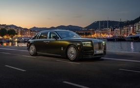 Автомобиль Rolls-Royce Phantom EWB 2022 года ночью