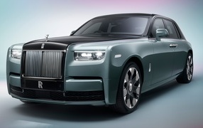 Дорогой автомобиль Rolls-Royce Phantom на сером фоне
