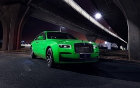 Зеленый автомобиль Rolls-Royce Black Badge Ghost