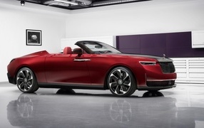 Красный кабриолет Rolls-Royce La Rose Noire Droptail 2023 года в комнате