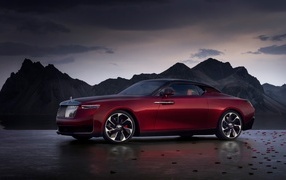 Автомобиль Rolls-Royce La Rose Noire Droptail 2023 года на фоне гор