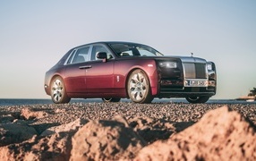 Автомобиль Rolls-Royce Phantom на песке
