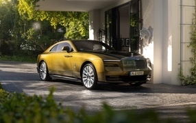 Rolls-Royce Specter at home