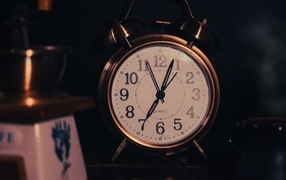 Большой будильник показывает семь часов