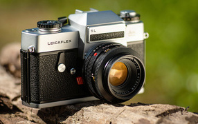 Фотоаппарат LeicaFlex SL стоит на камне