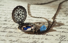 Медальон с бабочкой и голубым камнем