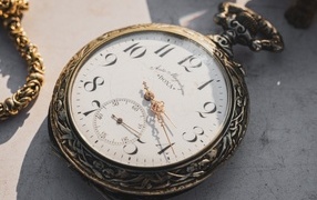 Старинные карманные часы крупным планом
