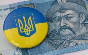 Ukraine flag badge and 5 hryvnia banknote