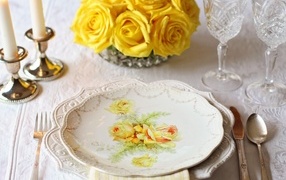 Красивая тарелка на столе с розами 