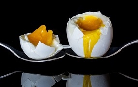 Яйцо с жидким желтком на черном фоне