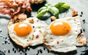 Fried eggs with basil