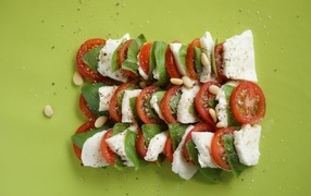 Греческий салата на зеленой тарелке