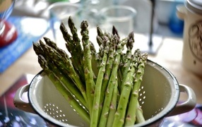 Green asparagus stalks in a bowl
