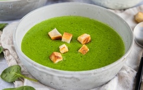 Green healthy soup puree with croutons
