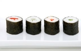 Японские суши на белой тарелке