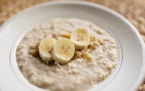 Oatmeal with banana slices in a plate