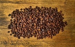 Жареные кофейные зерна на деревянном столе