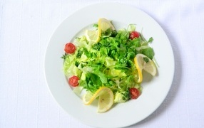 Салат с рукколой, помидорами и лимоном