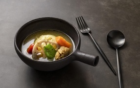 Суп саппоро с овощами на столе
