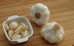 Two heads of garlic on the table