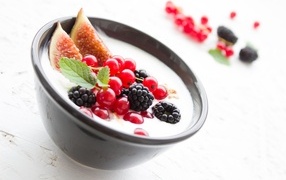 Йогурт с ягодами на столе