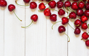 Аппетитные свежие красные ягоды черешни на белом столе