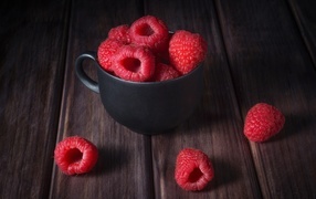 Black cup with red raspberries
