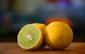 Лимоны на деревянном столе