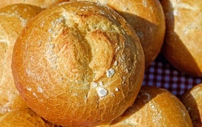 Хрустящий круглый свежий хлеб