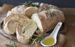 Свежий хлеб на столе с ложкой с маслом