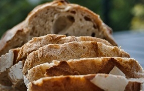 Нарезанный хлеб на столе 