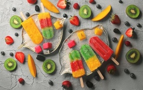 Аппетитное разноцветное фруктовое мороженое на столе