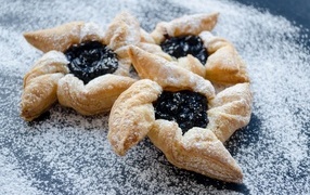 Appetizing cookies with jam and powdered sugar