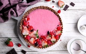 Красивый сладкий торт с ягодами