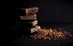 Горький шоколад на черном фоне