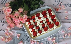 Торт с клубникой и букетом розовых роз