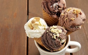 Шоколадное и сливочное мороженое в чашке на столе