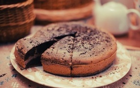 Шоколадный пирог  с кремом на тарелке