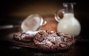 Шоколадное печенье на столе с молоком